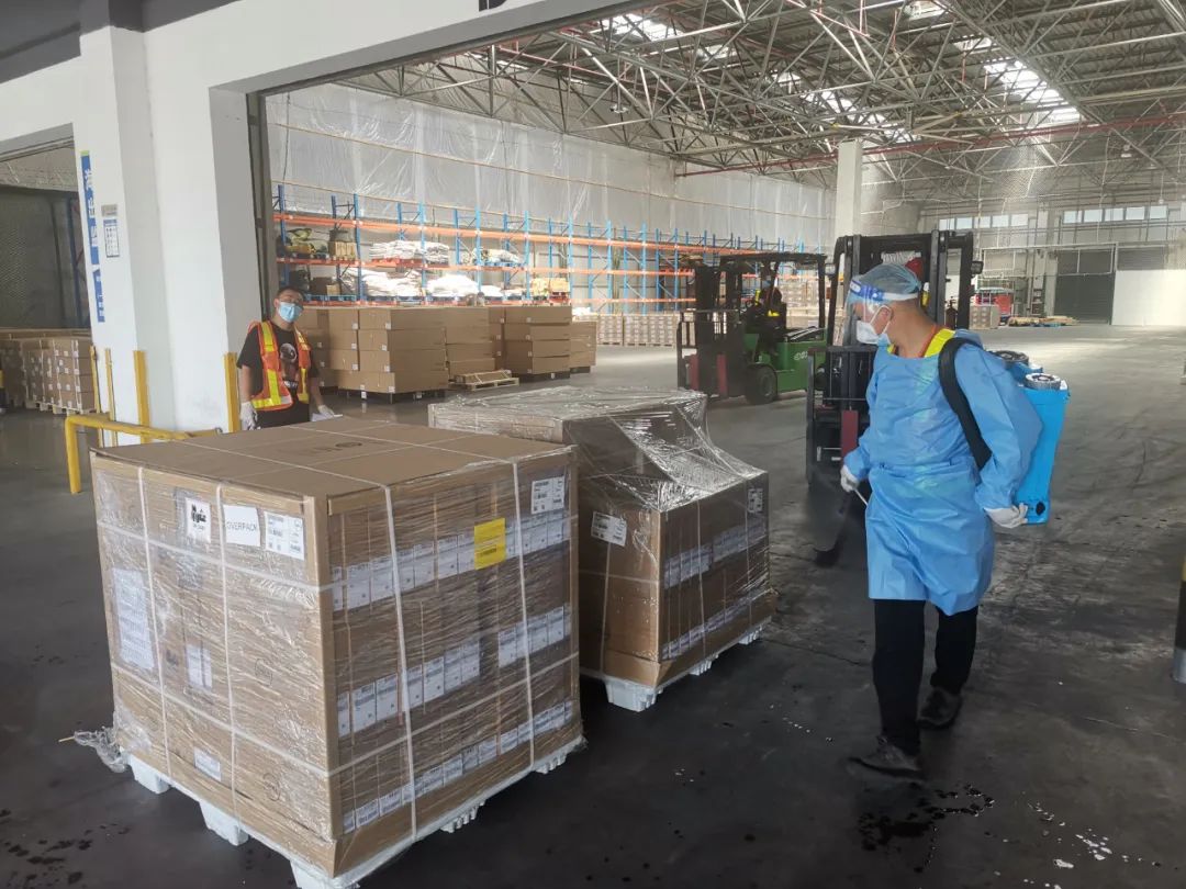 hy590海洋之神检测中心空运部运抵操作团队迎难而上，把控收运头路关卡。