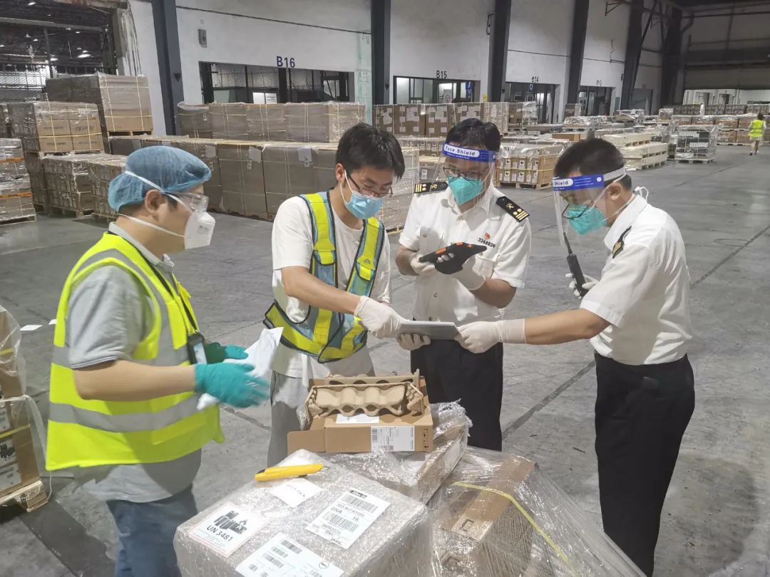 我司空运部货机组板团队陆续奋战，力保航班顺利起航。