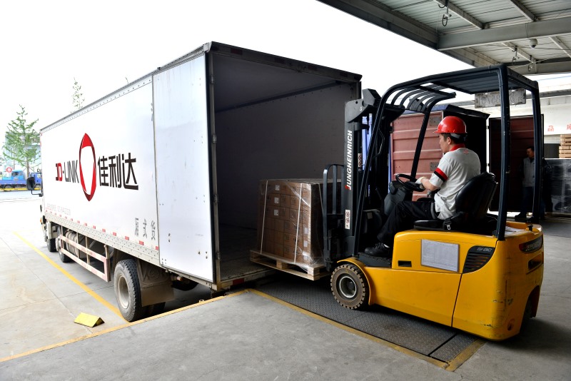 hy590海洋之神检测中心物流在进行装柜操作