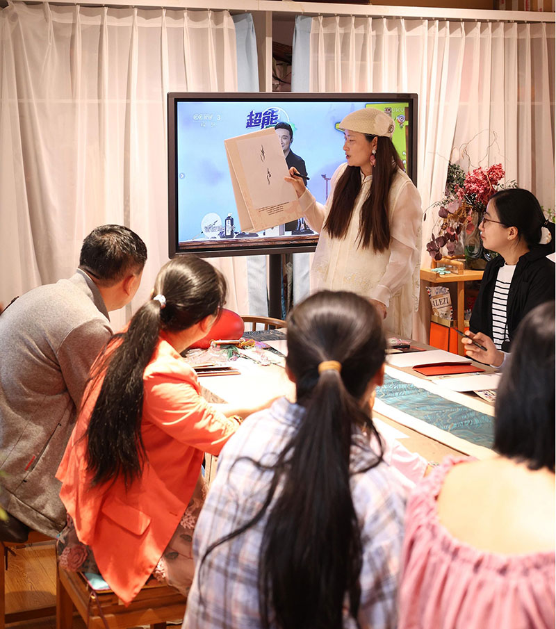 hy590海洋之神检测中心物流党支部进行女书文化亲子履历活动